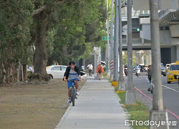 ▲▼ 演唱會之都又進化！高雄世運主場館疏運動線優化　轉乘更好走。（圖／記者賴文萱翻攝）