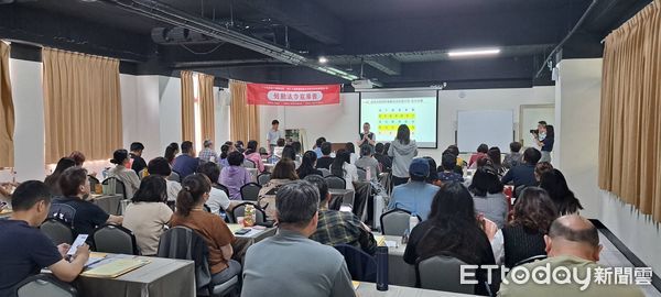 ▲台南市勞工局舉辦勞動法令宣導會，強化事業單位與工會對法令的認識，落實勞資溝通與職場安定。（記者林東良翻攝，下同）