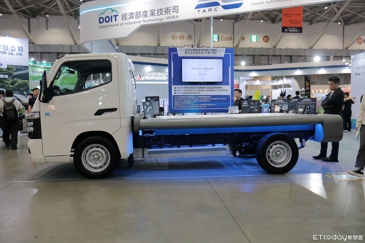 ▲首部國產電動3.5噸貨車「中華ET35內裝曝光」！最快8月進入量產。（圖／記者張慶輝攝）