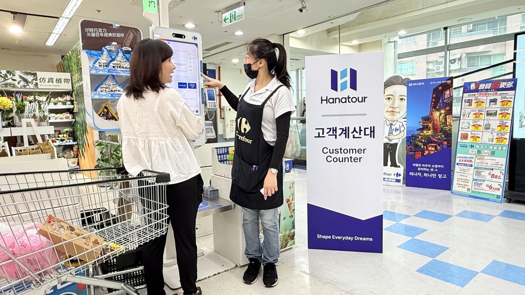 ▲▼家樂福桂林店設置設立「韓國旅客專屬收銀結帳檯」。（圖／業者提供）