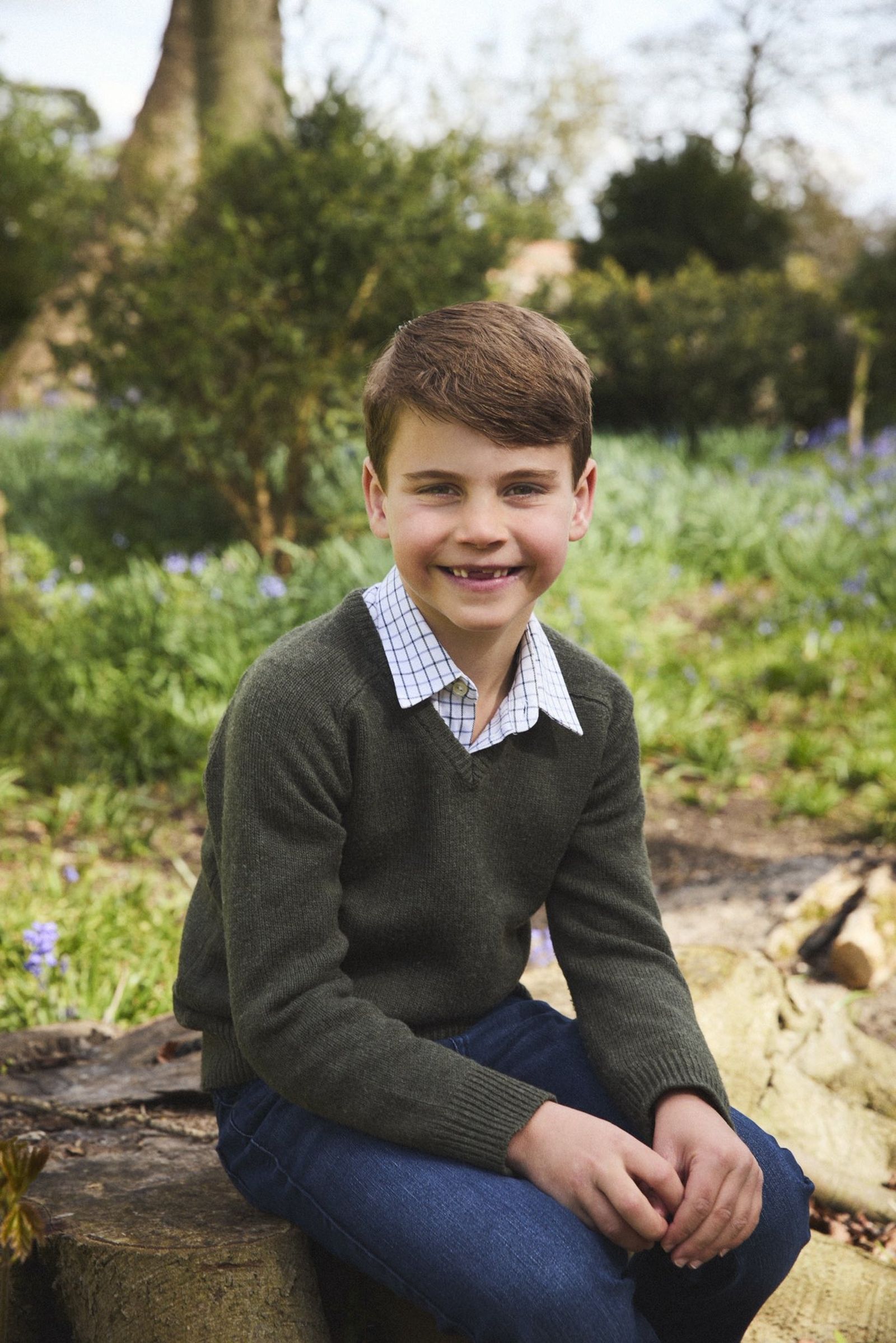 路易王子7歲生日打破王室傳統　缺牙弟神複製媽咪凱特王妃