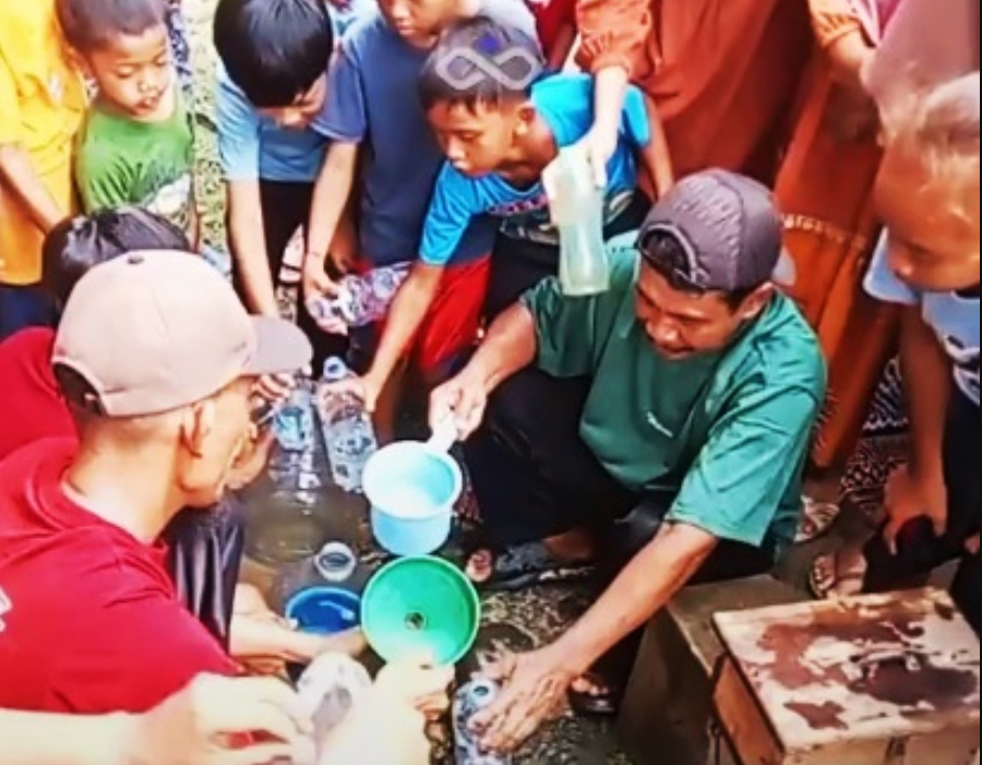 ▲▼印尼村莊地突冒「神奇泉水」！村民搶喝　其實是地下水管破裂。（圖／tiktok／@infinity.feeds）