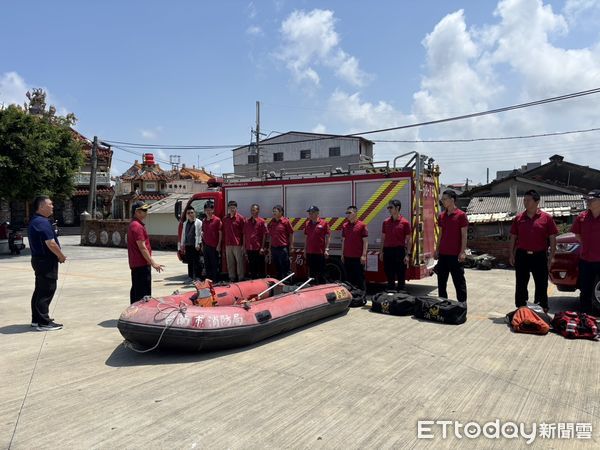 ▲台南市消防局第三大隊攜手民間團體，實地演練北門等易淹水地區的防汛部署，備妥救災器材與疏散機制，強化氣候變遷下的應變力。（記者林東良翻攝，下同）