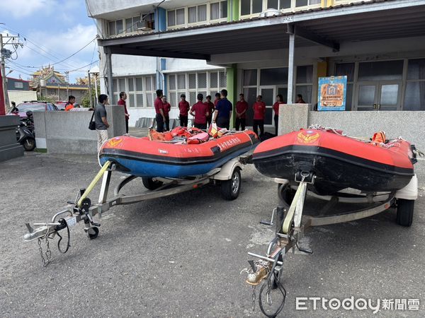 ▲台南市消防局第三大隊攜手民間團體，實地演練北門等易淹水地區的防汛部署，備妥救災器材與疏散機制，強化氣候變遷下的應變力。（記者林東良翻攝，下同）