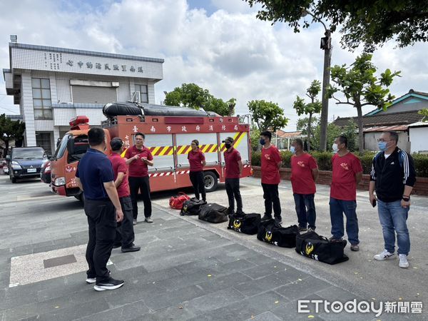 ▲台南市消防局第三大隊攜手民間團體，實地演練北門等易淹水地區的防汛部署，備妥救災器材與疏散機制，強化氣候變遷下的應變力。（記者林東良翻攝，下同）