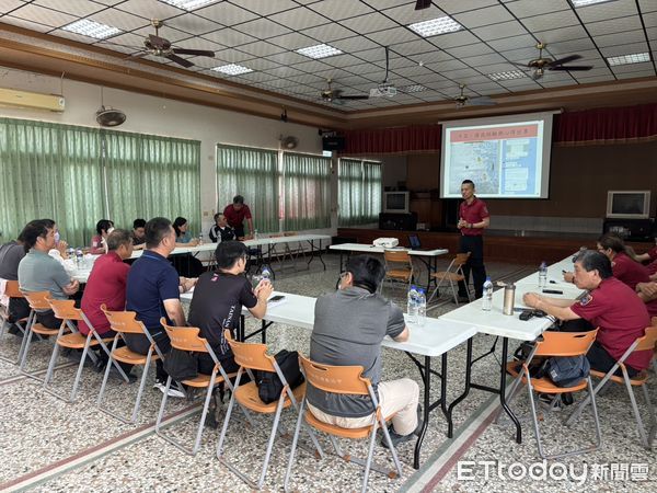 ▲台南市消防局第三大隊攜手民間團體，實地演練北門等易淹水地區的防汛部署，備妥救災器材與疏散機制，強化氣候變遷下的應變力。（記者林東良翻攝，下同）