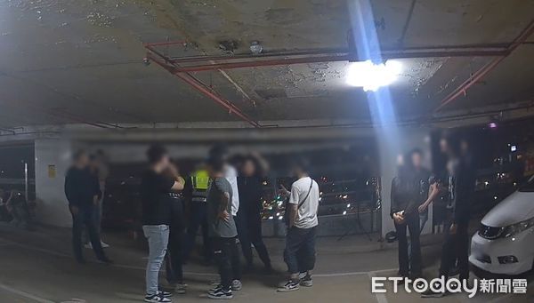 ▲▼台中停車場深夜逾30人拿棍棒鬥毆叫囂，警衝抵現場，原來是在拍片。（圖／民眾提供，下同）