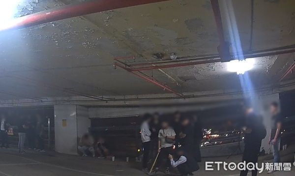 ▲▼台中停車場深夜逾30人拿棍棒鬥毆叫囂，警衝抵現場，原來是在拍片。（圖／民眾提供，下同）