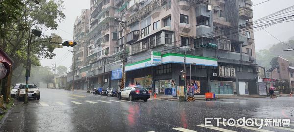 ▲李女騎車行經路口未減速，撞上走行人穿越道的江男。（圖／記者陸運陞翻攝）