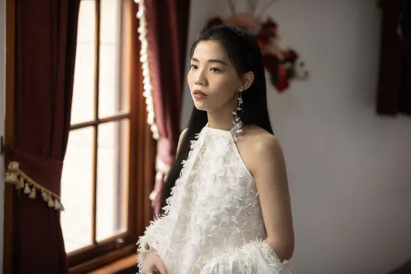 ▲ 洪佩瑜首次演唱客語作品。（圖／何樂音樂提供）