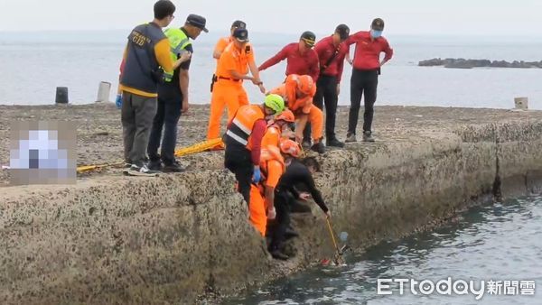 ▲澎湖跨海大橋發生人車落海事件，男子被打撈起時已明顯死亡。（圖／記者吳奕靖翻攝，下同）