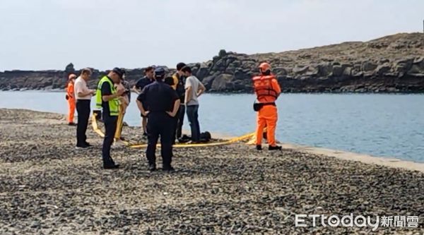 ▲澎湖跨海大橋發生人車落海事件，男子被打撈起時已明顯死亡。（圖／記者吳奕靖翻攝，下同）