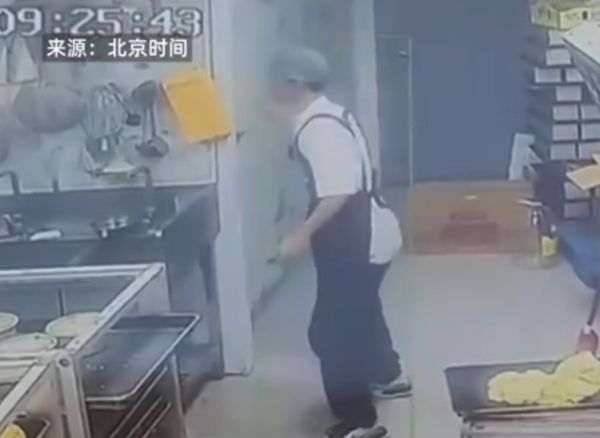 ▲▼陸女被關冷凍庫！監視器拍到「男同事門外竊笑」。（圖／翻攝微博）