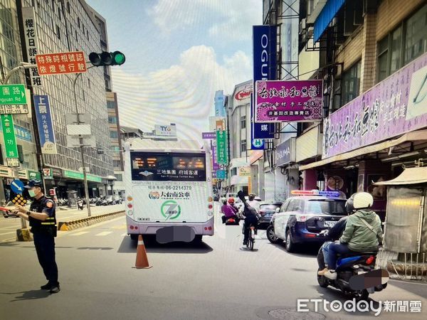 ▲台南市中西區公園路與成功路口24日上午發生行人遭公車撞擊事故，疑駕駛未禮讓行人釀禍。（記者林東良翻攝，下同）