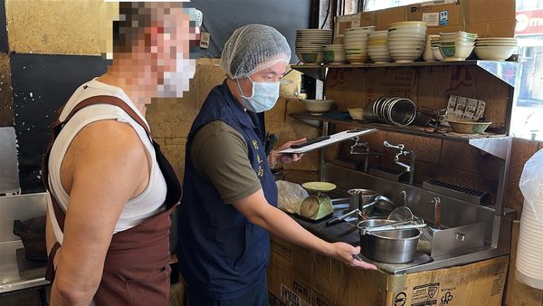 ▲▼吃牛肉麵竟撈到「整隻蟑螂」！他崩潰快吐了　噁爛畫面曝。（圖／Threads/_lee.805授權提供）