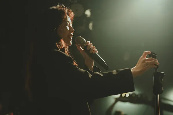 ▲《忘了我記得》謝盈萱讚老爸秦漢、老公霍建華都帥哥。（圖／Netflix提供）