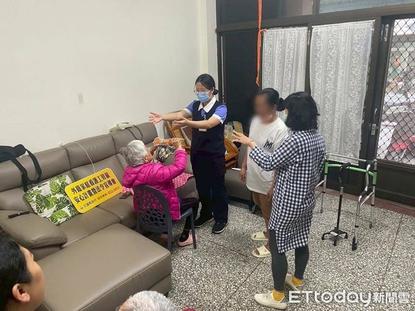 ▲花蓮今年首次辦理「外籍家庭看護工到宅訓練」，訓練過程中移工與家庭成員共同參與課程，全部免費。（圖／花蓮縣政府提供，下同）