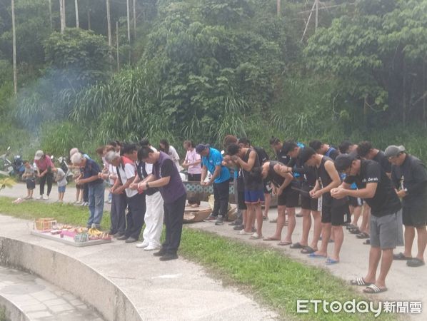 ▲龍舟運抵，織羅部落頭目等率族人共同迎接，場面相當隆重。（圖／花蓮縣政府提供，下同）
