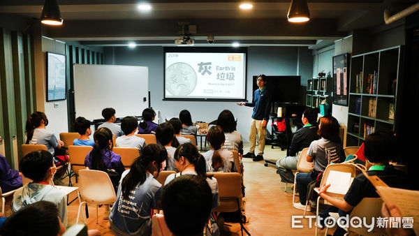 ▲永康國中學生走訪全興資源再生公司，體驗如搗麻糬般的「控固力」試體製作，寓教於樂學習再生材料應用。（記者林東良翻攝，下同）