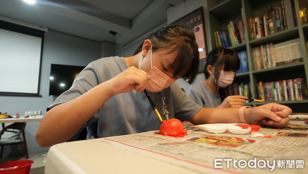 ▲永康國中學生走訪全興資源再生公司，體驗如搗麻糬般的「控固力」試體製作，寓教於樂學習再生材料應用。（記者林東良翻攝，下同）