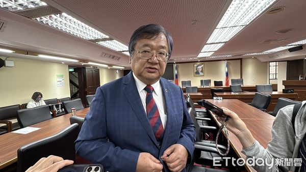 ▲▼衛福部長邱泰源談特別條例挹注健保。（圖／記者洪巧藍攝）