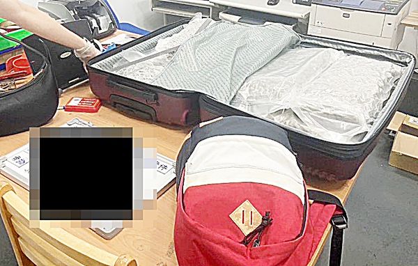 ▲泰國籍女子去年10月來台觀光，行李夾帶疑似毒品，海關人員當場開箱查獲近11公斤二級毒品大麻。（圖／航警局提供）