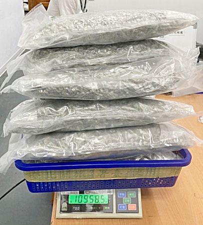 ▲航警局去年10月查獲泰籍女子來台，託運行李夾帶毒品，海關人員查獲近11公斤二級毒品大麻。（圖／航警局提供）