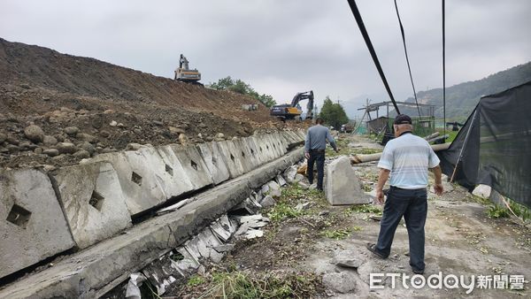 ▲苗栗三義鄉發生砂石場護坡倒塌，連帶造成台電6支電桿斷裂，壓毀工寮和造成停電。（圖／記者楊永盛翻攝）