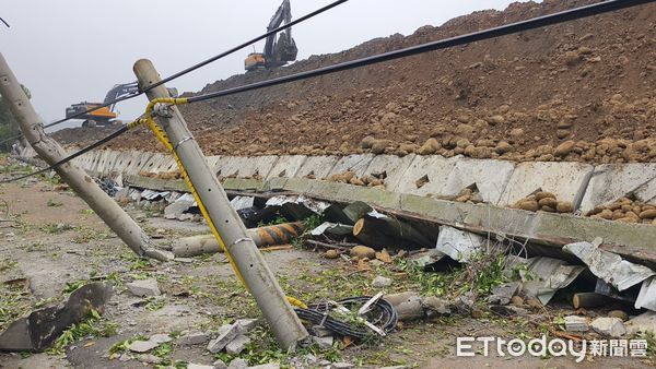 ▲苗栗三義鄉發生砂石場護坡倒塌，連帶造成台電6支電桿斷裂，壓毀工寮和造成停電。（圖／記者楊永盛翻攝）