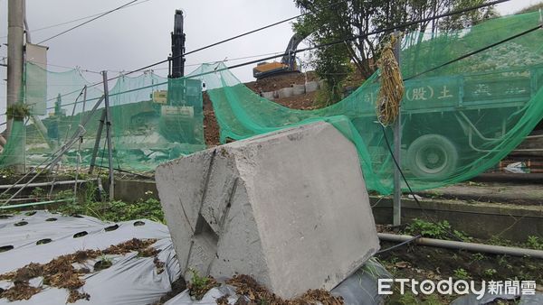 ▲苗栗三義鄉發生砂石場護坡倒塌，連帶造成台電6支電桿斷裂，壓毀工寮和造成停電。（圖／記者楊永盛翻攝）