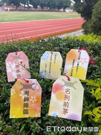 ▲台南市教育局推出「前路有光，夢想御守」，以粉彩書籤設計搭配動漫勵志語錄，為會考生注入勇氣與希望。（記者林東良翻攝，下同）