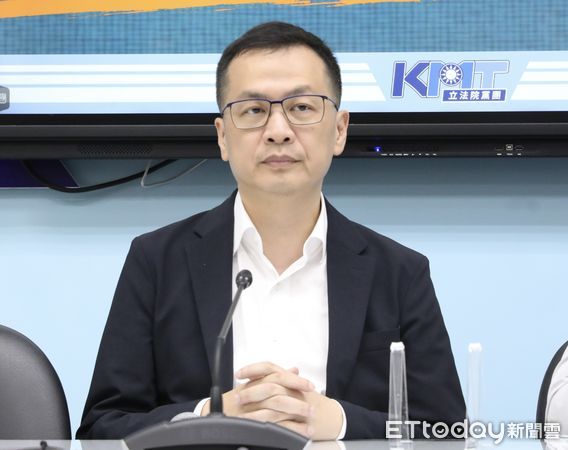 ▲▼國民黨團召開 回應行政院4100億元特別預算案 記者會 王鴻薇 羅智強。（圖／記者屠惠剛攝）