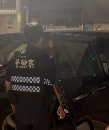 ▲醉男癱坐計程車內拒絕下車，警方到場聯繫家屬協助處理，幸無衝突發生。（圖／翻攝自/threads/ dddggg123456789）