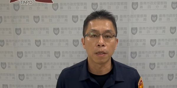 ▲醉男癱坐計程車內拒絕下車，警方到場聯繫家屬協助處理，幸無衝突發生。（圖／翻攝自/threads/ dddggg123456789）
