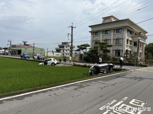 ▲▼礁溪鄉四結路一農路交叉口，2車撞進稻田中釀3人受傷送醫。（圖／記者游芳男翻攝，下同）