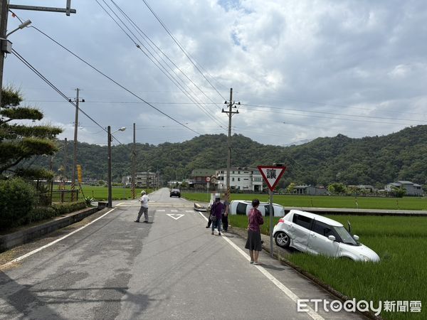 ▲▼礁溪鄉四結路一農路交叉口，2車撞進稻田中釀3人受傷送醫。（圖／記者游芳男翻攝，下同）