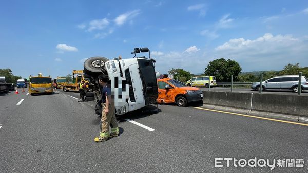 ▲國道3號善化路段24日發生大車與小客車疑似擦撞，副駕駛座女乘客受傷送醫。（記者林東良翻攝，下同）