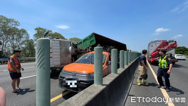 ▲國道3號善化路段24日發生大車與小客車疑似擦撞，副駕駛座女乘客受傷送醫。（記者林東良翻攝，下同）