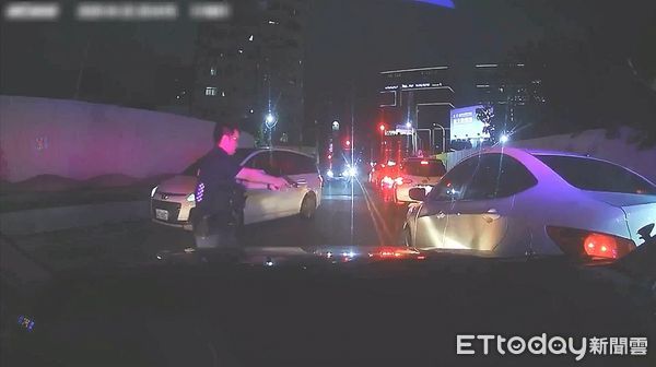 ▲毒品通緝的徐男不服警方攔查，衝撞警車遭開4槍攔停逮捕。（圖／記者陸運陞翻攝）