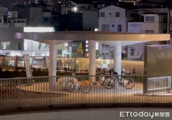 ▲▼高雄最美天棚淪「行動KTV」！五音不全引民怨　網酸：真大港開唱？。（圖／記者賴文萱翻攝）