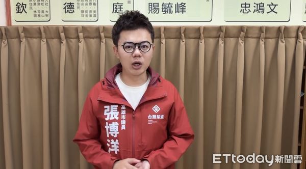 ▲▼高雄最美天棚淪「行動KTV」！五音不全引民怨　網酸：真大港開唱？。（圖／記者賴文萱翻攝）