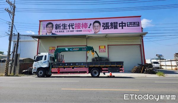 ▲陳其邁子弟兵張耀中懸掛看板，被拿到網路討論            。（圖／記者吳奕靖翻攝）