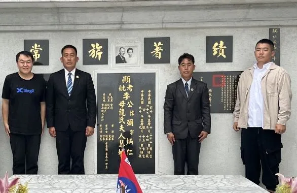 ▲透過自媒體創作者司徒建銘（左一）及文史工作者楊品寓（右一）的尋墓下，王紹章主委（左二）詹廣耀校長於李彌將軍墓前合影留念。。（圖／紅心字會提供）