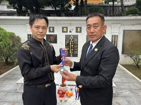 ▲透過自媒體創作者司徒建銘（左一）及文史工作者楊品寓（右一）的尋墓下，王紹章主委（左二）詹廣耀校長於李彌將軍墓前合影留念。。（圖／紅心字會提供）