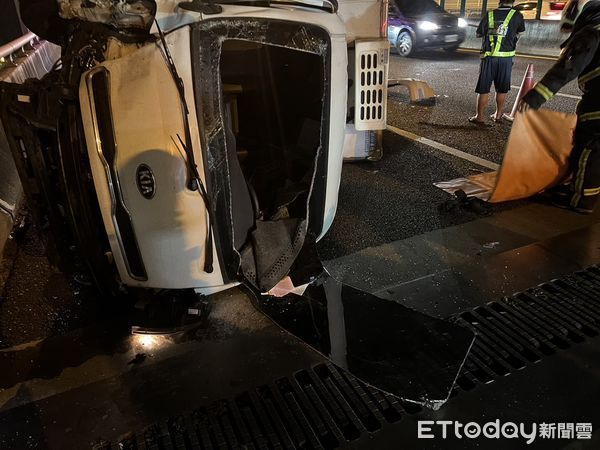▲▼快訊／台中台74線2車追撞「小貨車翻覆」駕駛受困。（圖／記者鄧木卿翻攝）