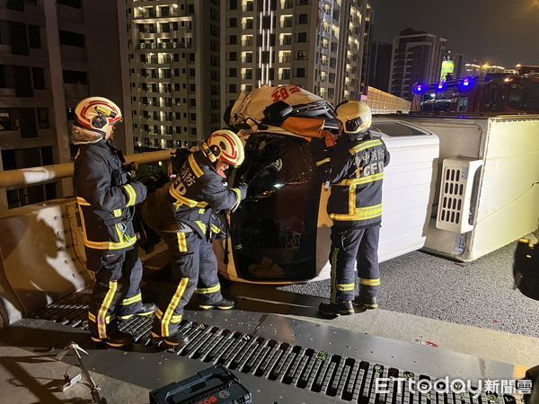 ▲▼快訊／台中台74線2車追撞「小貨車翻覆」駕駛受困。（圖／記者鄧木卿翻攝）