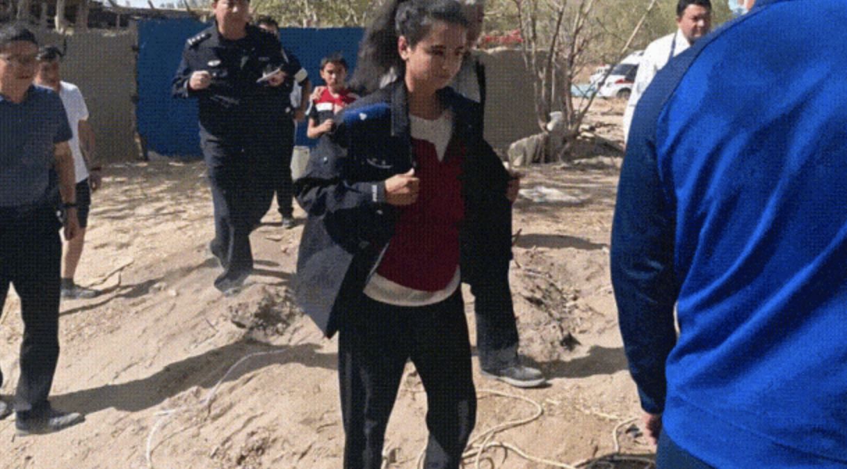 ▲維族25歲美女輔警下40公尺深警救出2歲女童。（圖／翻攝環球網）