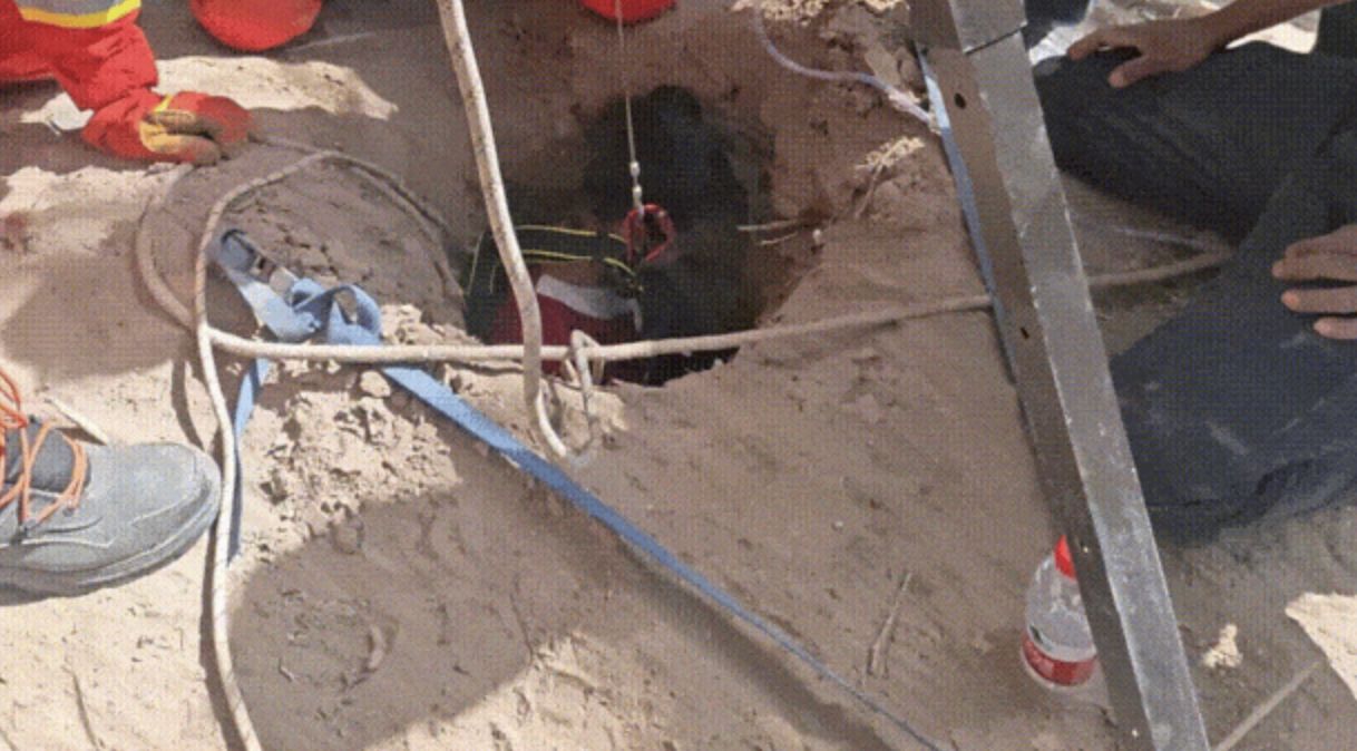 ▲維族25歲美女輔警下40公尺深警救出2歲女童。（圖／翻攝環球網）