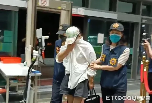 ▲▼宜蘭罷團領銜人李惠玲（白帽白衣）丶副領銜人官天德被帶往宜蘭地檢署複訊。（圖／記者游芳男攝）