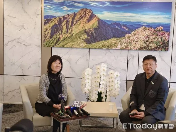 ▲日本世博海外宣傳部長吉村佐知子(左)由TECH WORLD館館長邱揮立(右)陪同，接受台灣體訪問。（圖／記者張佩芬攝）